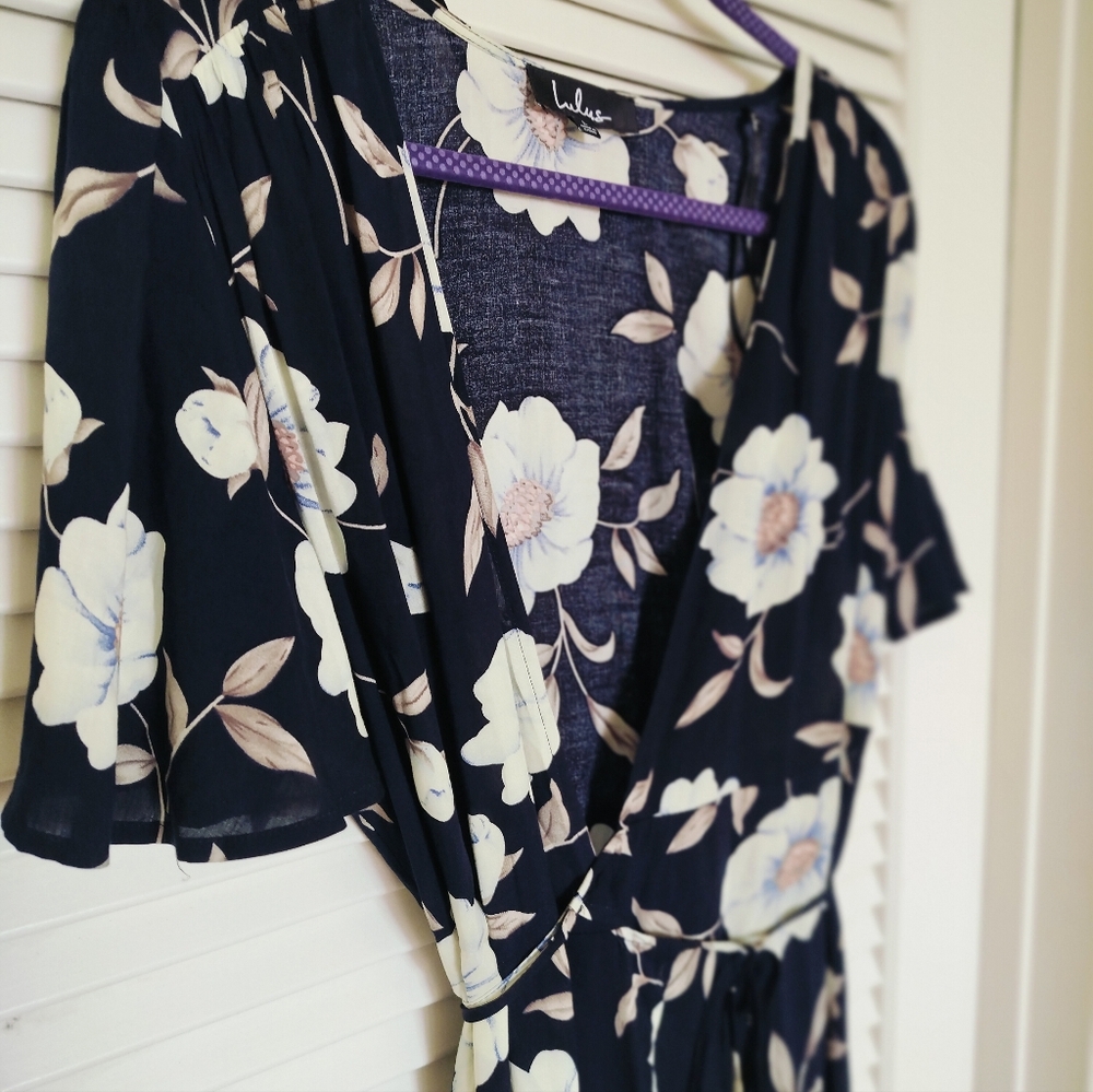 LuLu Navy Blue White Floral Hi-Lo 100% Rayon Wrap Dress Size Large - Picture 2 of 9